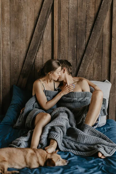 Beautiful Couple Love Laughs Kisses Bed — Stock Photo, Image