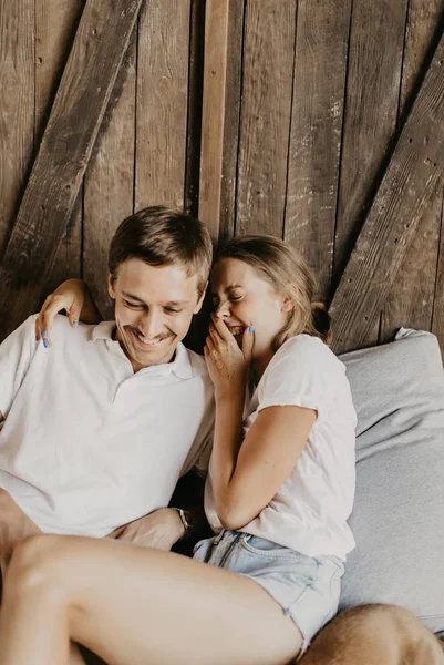 Pasangan Cantik Dalam Cinta Tertawa Dan Ciuman Tempat Tidur — Stok Foto