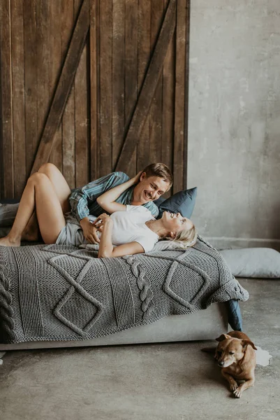 Mooie Verliefde Paar Lacht Kussen Het Bed — Stockfoto