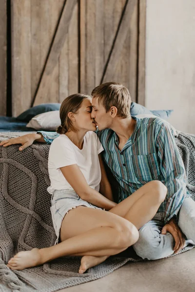 Hermosa Pareja Enamorada Ríe Besa Cama — Foto de Stock