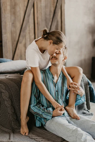 Beautiful Couple Love Laughs Kisses Bed — Stock Photo, Image