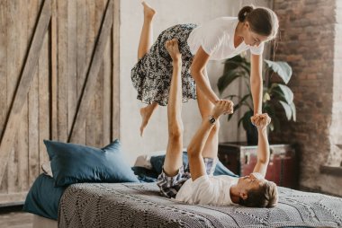 Yoga yaparken güzel sevgi dolu çift