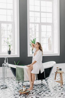 geniş banyo güzel kız