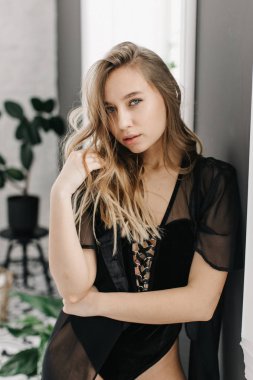 güzel bir kız iç portresi