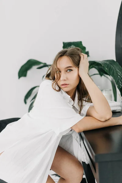 Retrato Uma Menina Bonita Interior — Fotografia de Stock