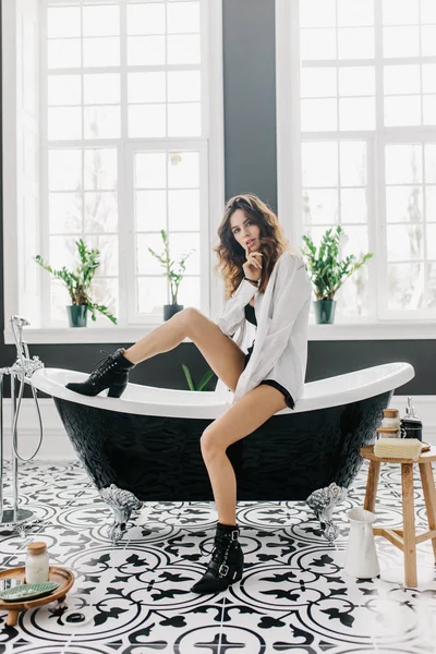 Schöne Mädchen Badezimmer — Stockfoto