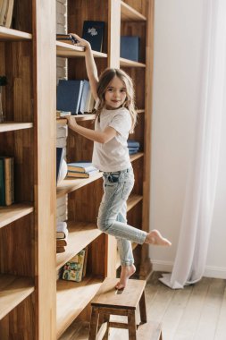 Küçük kız için bir kitap ulaşan Kitaplığı'nda