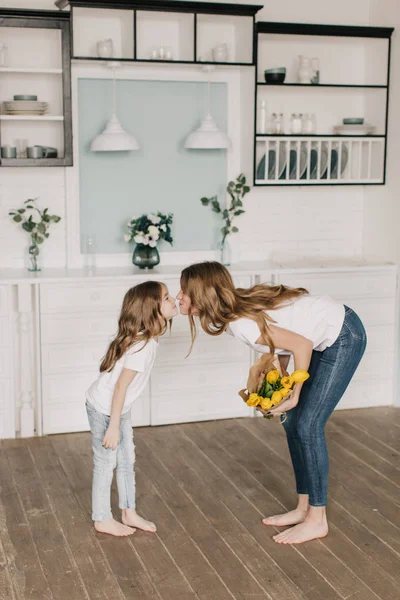 Kleines Mädchen Überreicht Mutter März Blumen — Stockfoto