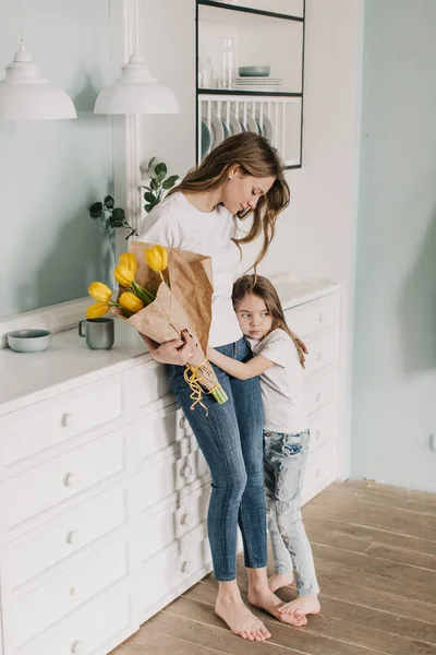 Küçük Kız Mart Anne Için Çiçek Verir — Stok fotoğraf