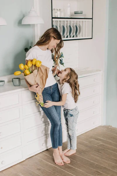 Kleines Mädchen Überreicht Mutter März Blumen — Stockfoto