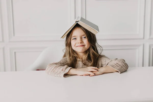 Szép Kislány Csinál Házi Feladatot Egy Könyvet Olvas — Stock Fotó