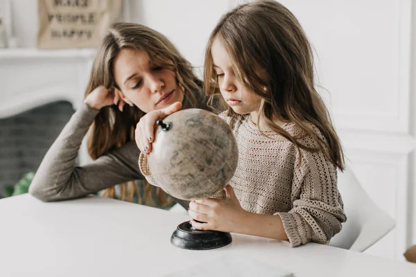 Bella Giovane Madre Facendo Compiti Con Sua Piccola Figlia — Foto Stock