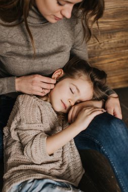 güzel genç anne kızına bak