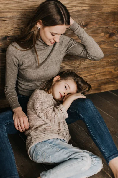 Bella Giovane Madre Cura Sua Figlia — Foto Stock