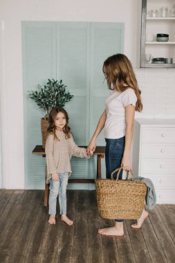 genç anne kızını tutan