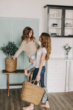 genç anne kızını tutan