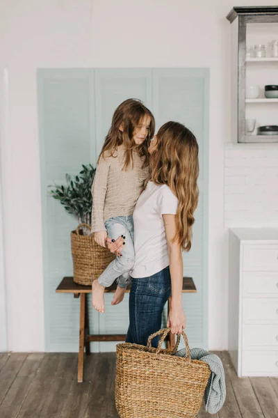 Junge Mutter Hält Ihre Tochter — Stockfoto