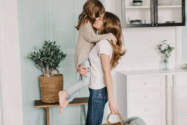 Joven Madre Sosteniendo Hija —  Fotos de Stock