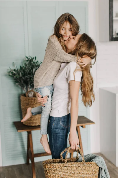 Joven Madre Sosteniendo Hija — Foto de Stock