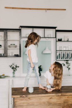 Anne kızı yatıştırır