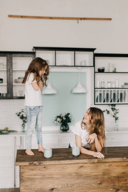 Anne kızı yatıştırır