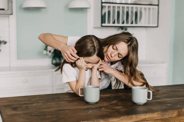 Mãe Acalma Sua Filha — Fotografia de Stock