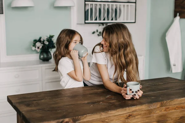 Mãe Acalma Sua Filha — Fotografia de Stock