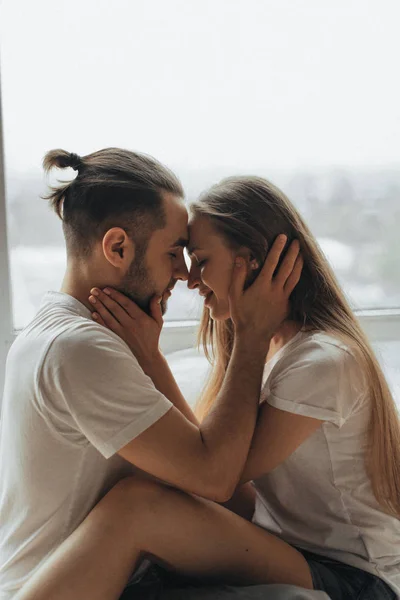 Belo Casal Amoroso Beijando Cama — Fotografia de Stock