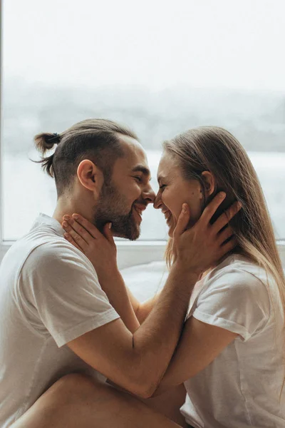 Belo Casal Amoroso Beijando Cama — Fotografia de Stock