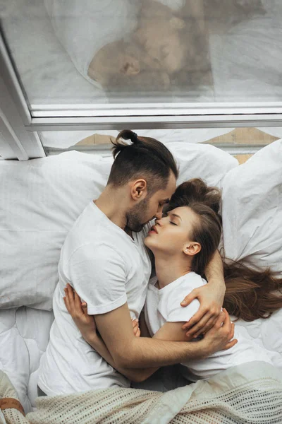 Gyönyörű Szerető Pár Csók Ágyban — Stock Fotó