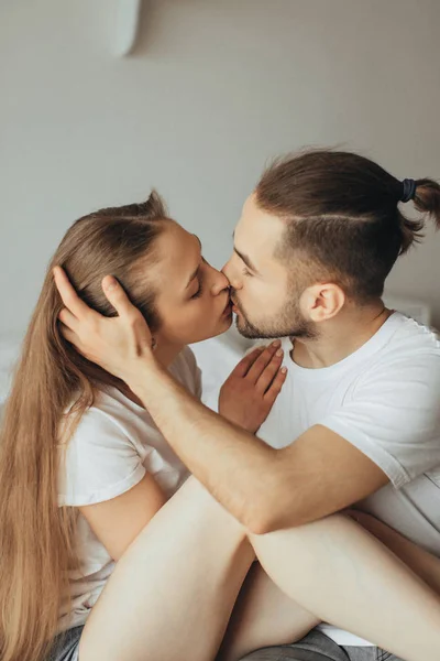 Belo Casal Amoroso Beijando Cama — Fotografia de Stock
