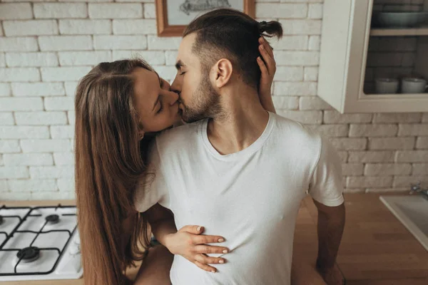 Hermosa Pareja Cariñosa Besándose Cocina —  Fotos de Stock