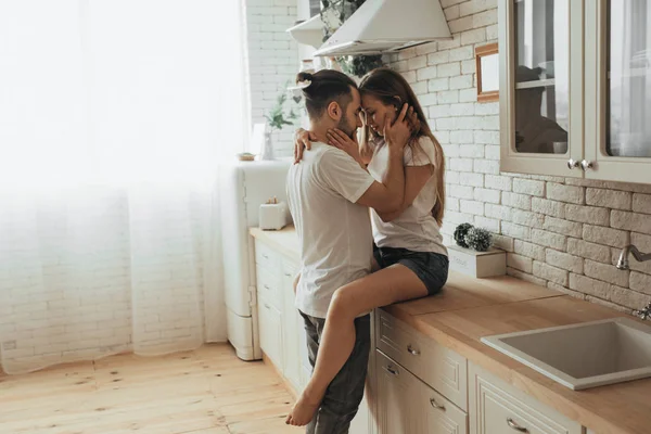 Mooie Liefdevolle Paar Zoenen Keuken — Stockfoto