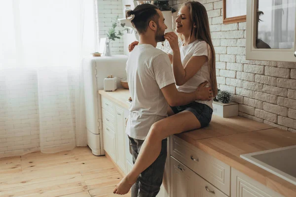 Mooie Liefdevolle Paar Zoenen Keuken — Stockfoto