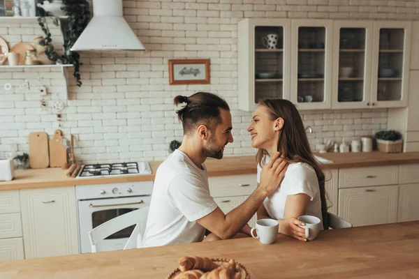 Hermosa Pareja Cariñosa Besándose Cocina — Foto de Stock