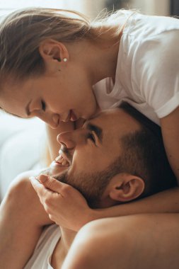 Genç Romantik Çift Close-Up öpüşme ve evde birbirlerinin şirket zevk