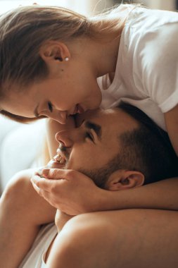 Genç Romantik Çift Close-Up öpüşme ve evde birbirlerinin şirket zevk