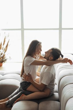 Genç romantik çift öpüşme ve evde birbirlerinin şirket zevk