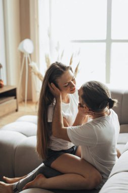 Genç romantik çift öpüşme ve evde birbirlerinin şirket zevk