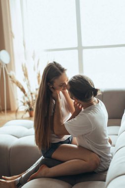 Genç Romantik Çift Close-Up öpüşme ve evde birbirlerinin şirket zevk