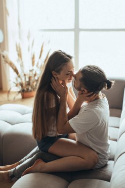 Genç romantik çift öpüşme ve evde birbirlerinin şirket zevk