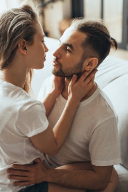 Genç Romantik Çift Close-Up öpüşme ve evde birbirlerinin şirket zevk