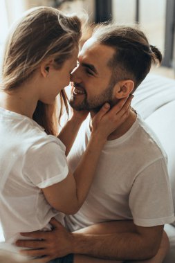 Genç Romantik Çift Close-Up öpüşme ve evde birbirlerinin şirket zevk
