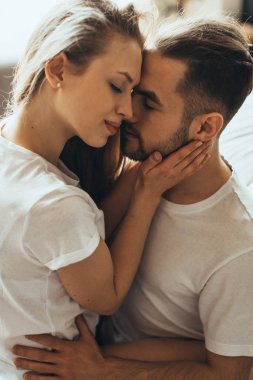 Genç Romantik Çift Close-Up öpüşme ve evde birbirlerinin şirket zevk