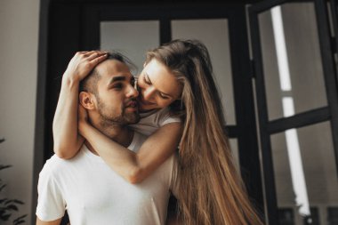 Genç Romantik Çift Close-Up öpüşme ve evde birbirlerinin şirket zevk