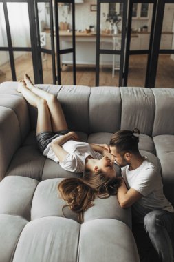 Genç romantik çift öpüşme ve evde birbirlerinin şirket zevk