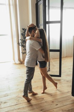 Genç romantik çift öpüşme ve evde birbirlerinin şirket zevk