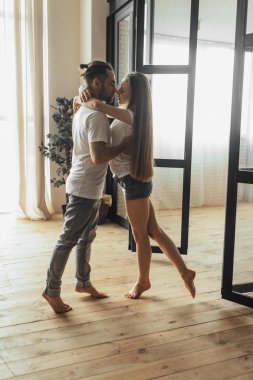 Genç romantik çift öpüşme ve evde birbirlerinin şirket zevk