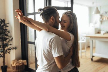 Genç romantik çift öpüşme ve evde birbirlerinin şirket zevk