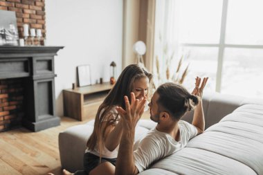 Genç romantik çift öpüşme ve evde birbirlerinin şirket zevk